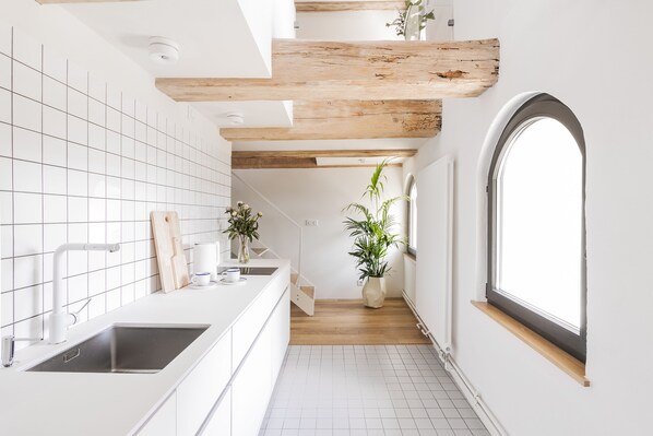 Apartamento Premium, vistas al río (1) | Cocina privada | Frigorífico, placa de cocina, hervidor eléctrico y utensilios de cocina