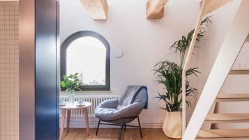 Comfort Apartment, River View (2) | Living room | Flat-screen TV