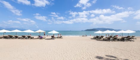 Playa en los alrededores, playa de arena blanca y 3 bares en la playa