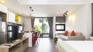 Deluxe Studio, Balcony | Cadar kapas Mesir, peralatan tempat tidur premium, bar mini, meja 