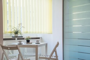 Apartment, 2 Schlafzimmer | Essbereich im Zimmer