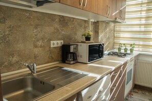 Departamento, 3 habitaciones | Cocina privada | Refrigerador con congelador, microondas, horno y parrilla de estufa 