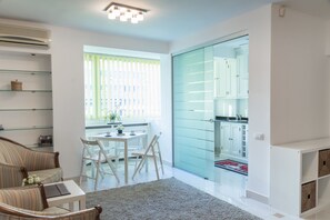 Departamento, 2 habitaciones | Área de sala de estar | Televisión de pantalla plana 