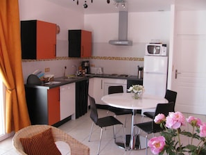 Refrigerador, microondas, horno, placa de cocina