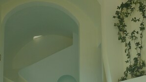 Ein moderner, überdachter Pool mit klarem Wasser, einem geometrischen Design und einem minimalistischen Baustil.
