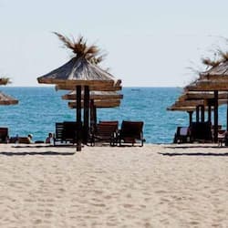 Sulla spiaggia, sabbia bianca