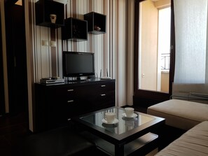 Panoramic-Apartment, 1 Schlafzimmer, Balkon, Meerblick | Wohnbereich | 30-Zoll-Flachbildfernseher mit Satellitenempfang