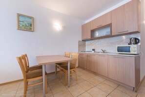 Panoramic-Apartment, 2 Schlafzimmer, Balkon, Meerblick | Eigene Küche | Wasserkocher, Kochgeschirr/Geschirr/Besteck