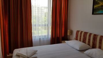 Panoramic Apartment, 2 Bedrooms, Balcony, Sea View | 1 bedroom, soundproofing, iron/ironing board, free WiFi