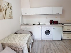 Studio Confort, balcon, vue cour intérieure | Cuisine privée | Bouilloire électrique, batterie de cuisine, vaisselle et ustensiles