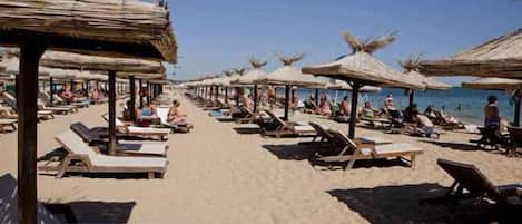 PĂ„ stranden och vit sandstrand