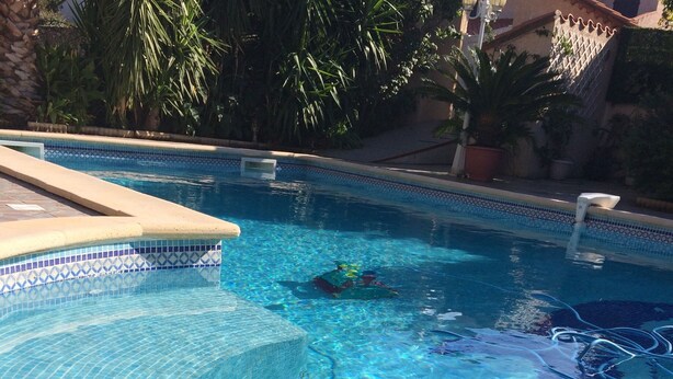 A swimming pool with clear blue water and a tiled edge. - 240m2 family villa with swimming pool (Sorede)