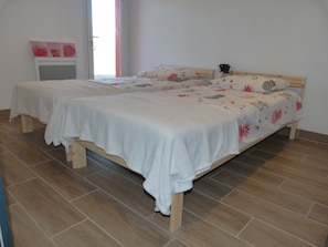 2 bedrooms, iron/ironing board, WiFi, bed sheets - LODGES II, in the middle of lavender and olive trees. (Valensole)