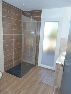 Shower, hair dryer, towels, toilet paper
