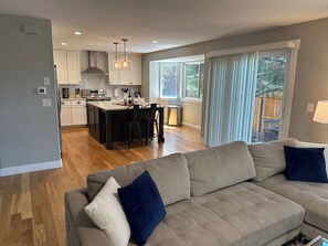 Smart TV, chimenea, reproductor de DVD y libros 