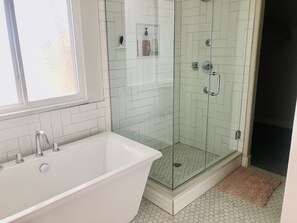Badekar, hårtørrer, håndklæder, Sæbe
