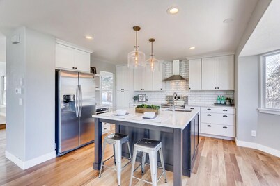 Luxurious Littleton 5-bedroom home near Red Rocks, Manor House & C-470. 