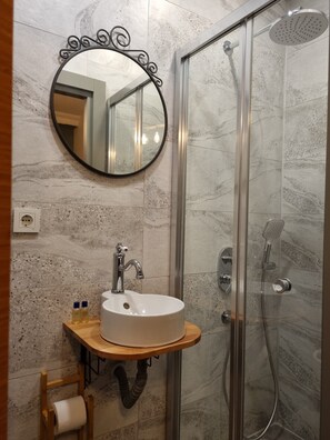 Standard Double Room, 1 Queen Bed, City View | Bathroom | Shower, hair dryer, towels, shampoo - El Mundo Suites (Antalya)