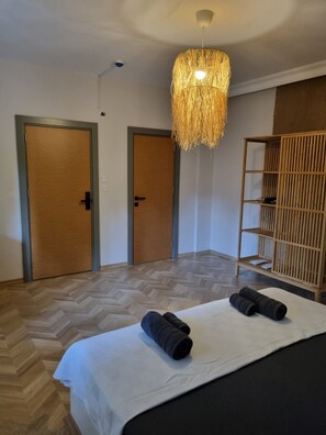Chambre Double Confort, 1 grand lit, patio, vue jardin