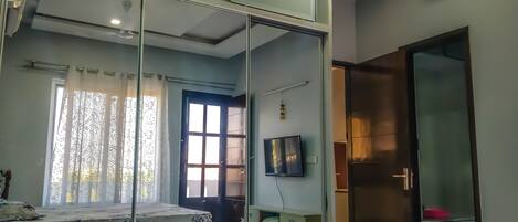 2 dormitoris, planxa i posts de planxar, wifi i roba de llit