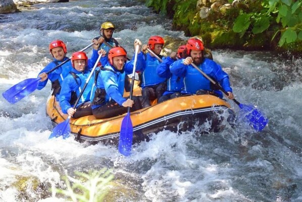 A group of people in a yellow raft navigating a river. - B&B La Mia Valigia (San Lucido)