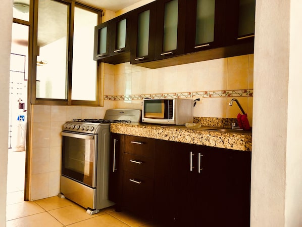 Microondas, cafetera y tetera y utensilios de cocina