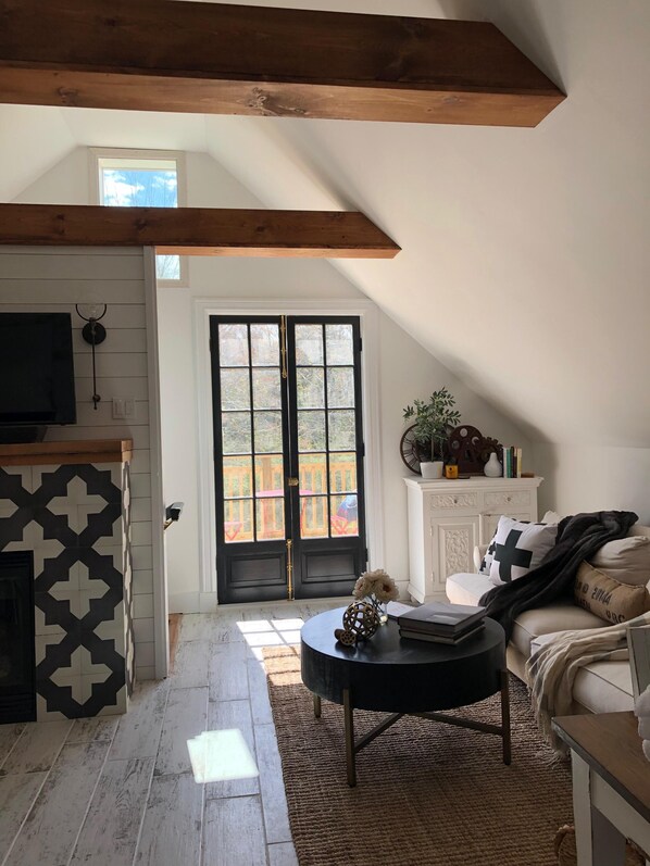 Smart TV, fireplace