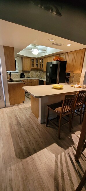 Kjøleskap, mikrobølgeovn, ovn og kokeplater