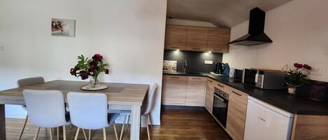 Køleskab, mikrobølgeovn, ovn, kogeplade