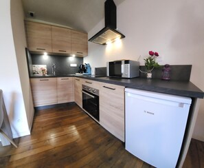 Réfrigérateur, micro-ondes, four, plaque de cuisson