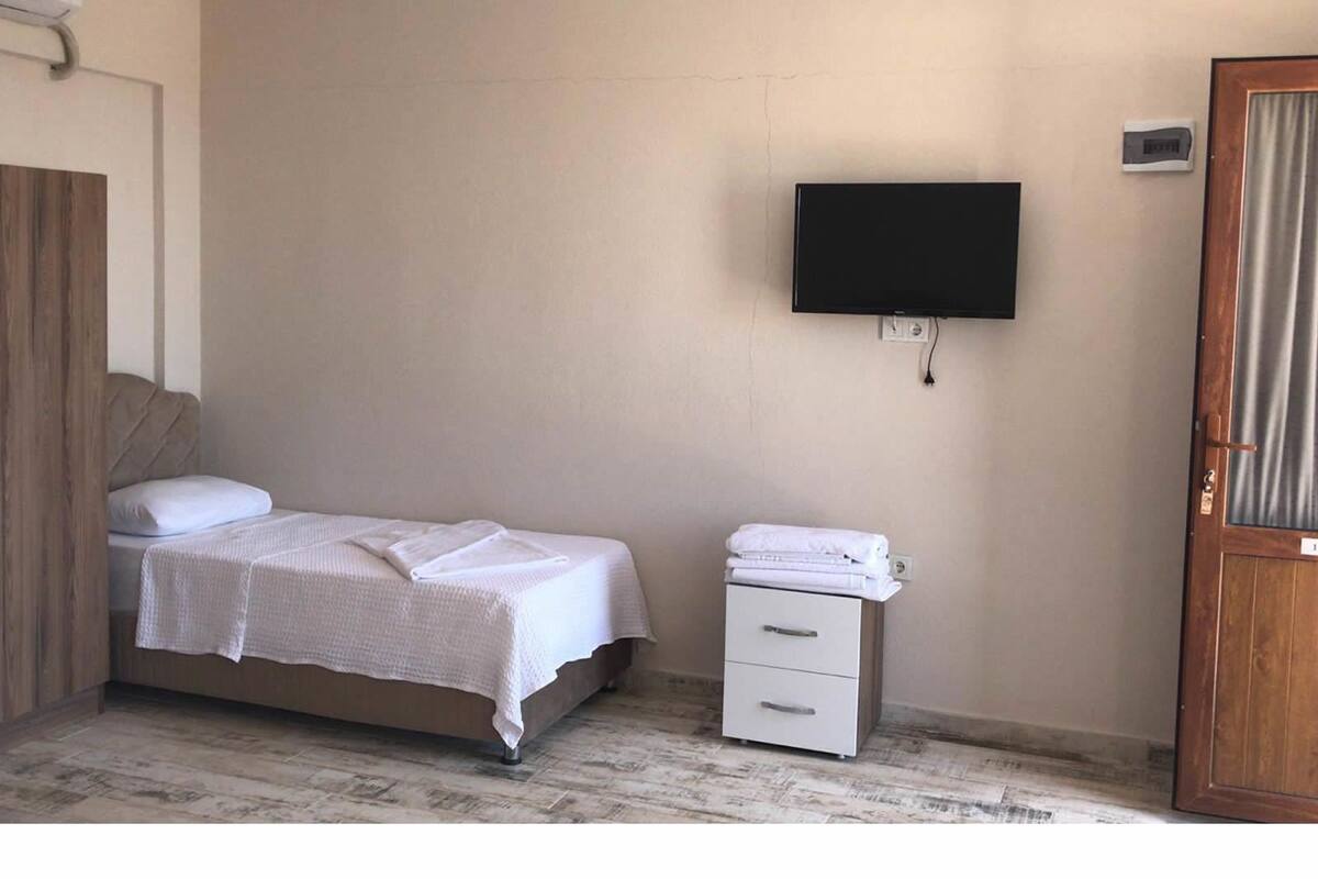 Free cots/infant beds, bed sheets