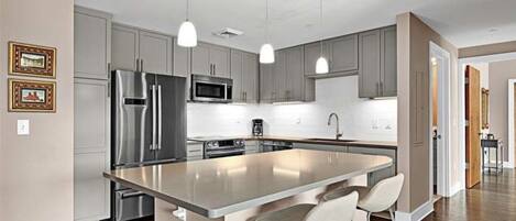 Refrigerador, microondas, horno, placa de cocina