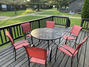 Outdoor dining - Apple Valley Lake, Pool and Beaches! Guest Passes available for a fee!
 (Howard)