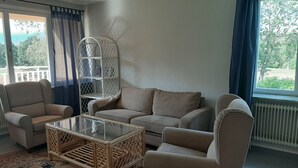 Basic Double Room, Shared Bathroom, Annex Building | Living area - Hotell Elsabo Herrgård (Berga)