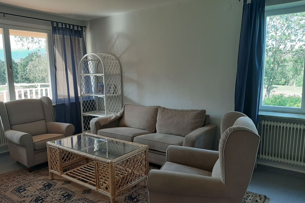 Habitación básica doble, baño compartido, en edificio contiguo | Área de sala de estar