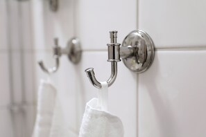 Quarto casal básico, banheiro compartilhado, em edifício anexo | Banheiro | Chuveiro, secador de cabelo (mediante solicitação), toalhas de banho 
