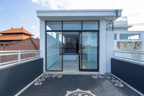 Standard Twin Room | Terrace/patio