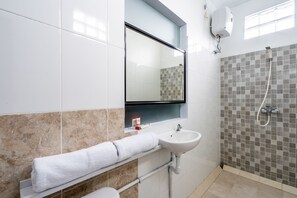 Quarto duplo standard | Banheiro | Chuveiro, toalhas de banho