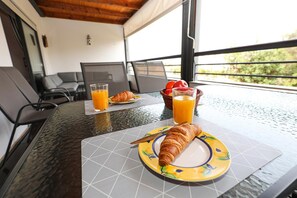 Outdoor dining - B39 - MarinaPark 2 Bed Flat (Lagos)