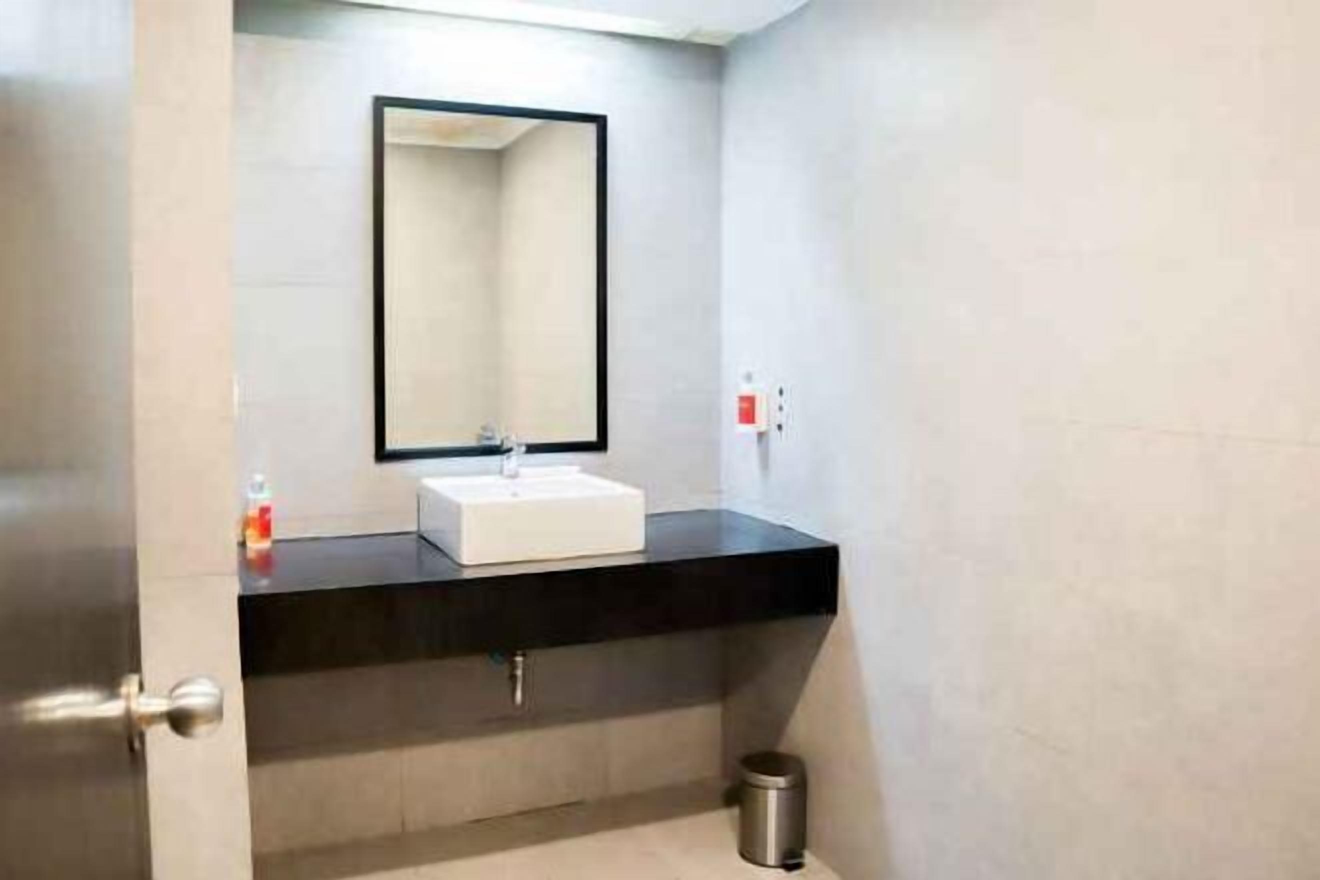 Phòng tắm | Buồng tắm vòi sen, đồ dùng nhà tắm miễn phí, khăn tắm, xà phòng 