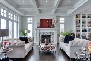 Téléviseur connecté, foyer, jeux vidéo, table de ping-pong