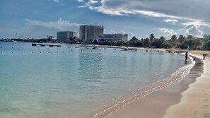En la playa, camastros y toallas de playa 