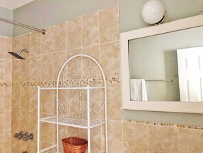 Regadera, toallas, jabón, shampoo 