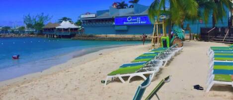 En la playa, sillas reclinables de playa, toallas de playa