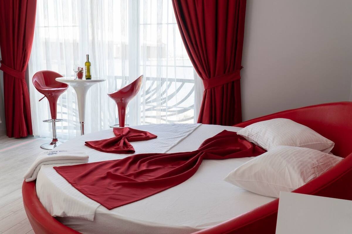 Quarto lua de mel | Cofres nos quartos, berços grátis, Wi-Fi de cortesia, roupa de cama