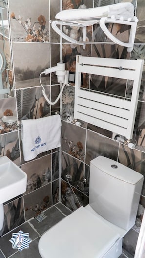 Chuveiro, chuveiro com efeito de chuva, produtos de toalete grátis