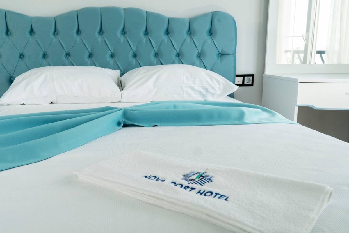 Cofres nos quartos, berços grátis, Wi-Fi de cortesia, roupa de cama