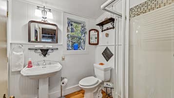 Asciugacapelli, asciugamani, sapone, carta igienica