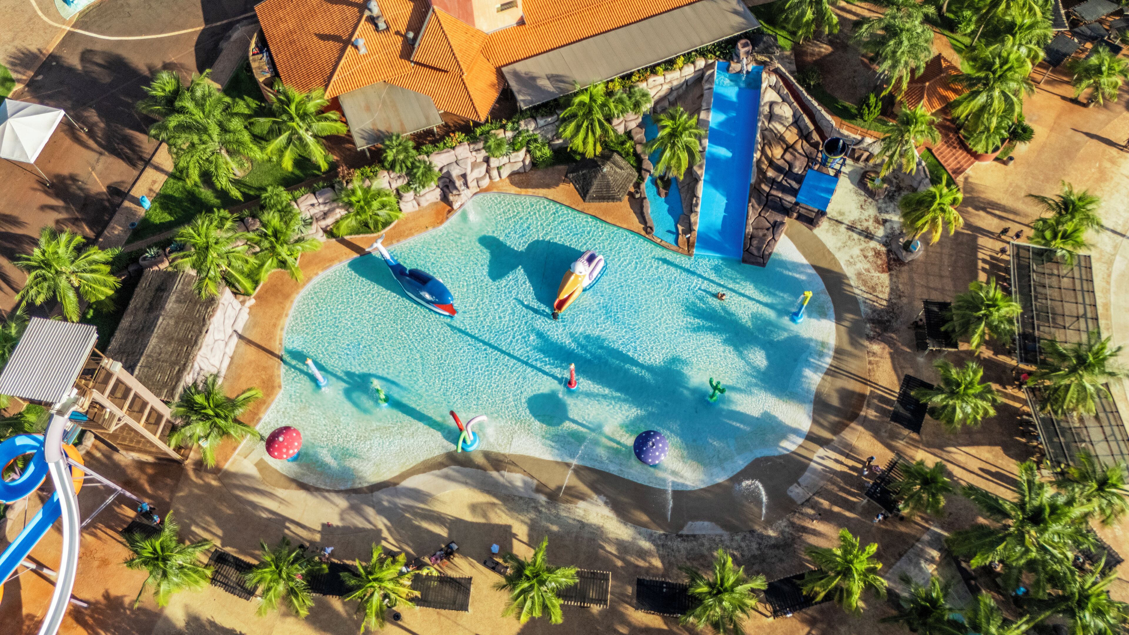 2 piscinas externas, funciona das 8h às 22h, espreguiçadeiras