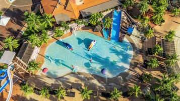 2 piscinas externas, funciona das 8h às 22h, espreguiçadeiras